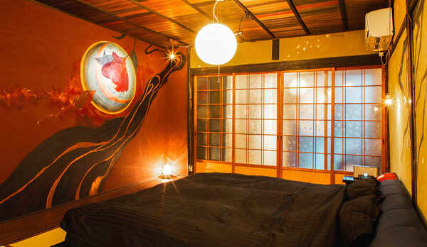 ・京都ローカルアーティストによる壁画や装飾などが特徴的なベッドルームです
