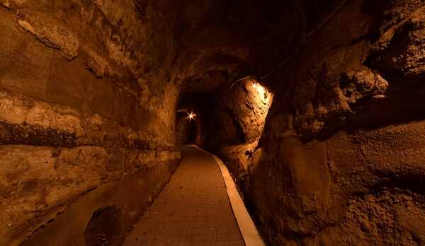 洞窟を通る離れ西館　通路一例