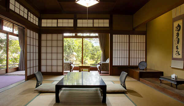 ■幽泉亭・紅梅閣：バス・トイレ付和室10畳