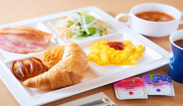 無料健康朝食♪焼き立てパンをどうぞ♪