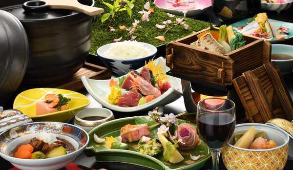 春の訪れを感じる、旬の素材を使った春の膳。花が咲き乱れる山のように料理の数々が並ぶ華やかな御膳です。