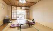 *【部屋（和室7畳半）】朝は小鳥の囀りを聞きながら清清しいお時間をお過ごしください。