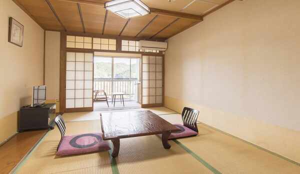 *【部屋（和室7畳半）】朝は小鳥の囀りを聞きながら清清しいお時間をお過ごしください。