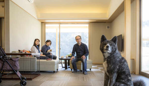 愛犬とお部屋で寛ぐ1