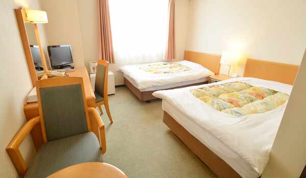 *【ツイン】22㎡のツイン。ベットはセミダブルサイズ。談話用の椅子やテーブルもあり。