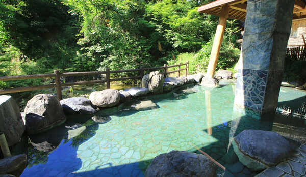 湯量豊富な露天風呂は広々とご入浴いただけます♪