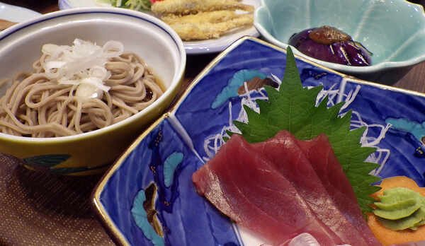 *【夕食例】地もの以外にも、日本海の魚介類などを使ったメニューが加わります。