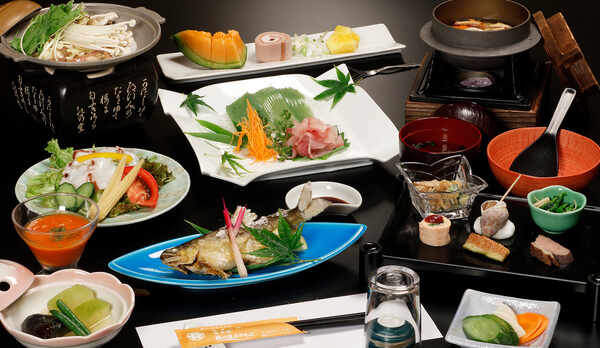 *【夕食/里山会席（夏の膳一例）】自家農園と里山で育った野菜や山菜がたっぷりのお料理