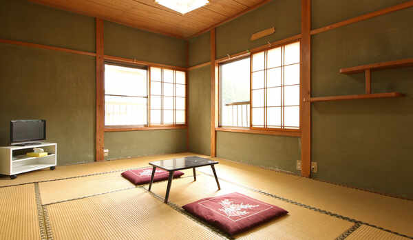 【お部屋一例】窓からは山間が見え、田舎に帰ったような空間でゆったりと寛ぐことができます。