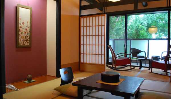 露天風呂客室【善住坊】緑を眺めるデッキのチェアで過ごすひと時は至福の時間