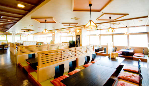 【レストラン】食事会場はソーシャルテ？ィスタンスを確保