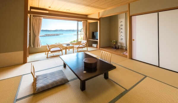 全室オーシャンビュー。大きな窓から海を眺めながらお過ごしいただけます。