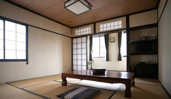 *【本館和室一例】畳のお部屋でゆっくりお寛ぎください