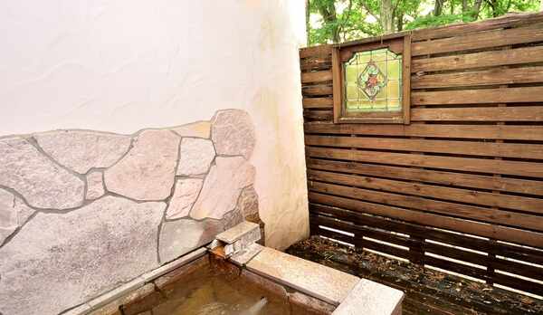 112号室の客室露天風呂です