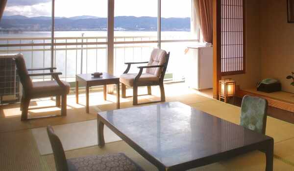 眺望抜群　湖側の和室