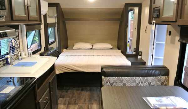 トレーラー内クイーンベッド