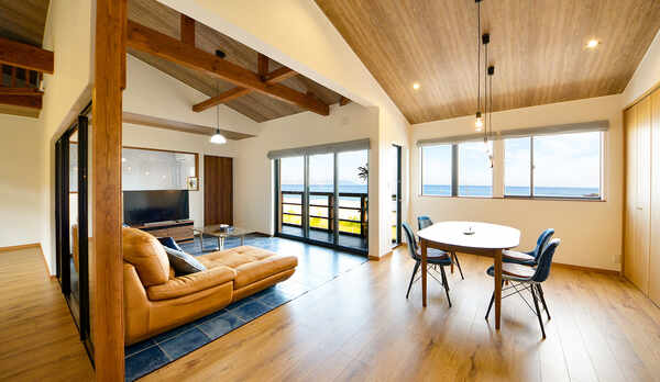 ・大きな窓から明るい日差しが差し込むリビングダイニング