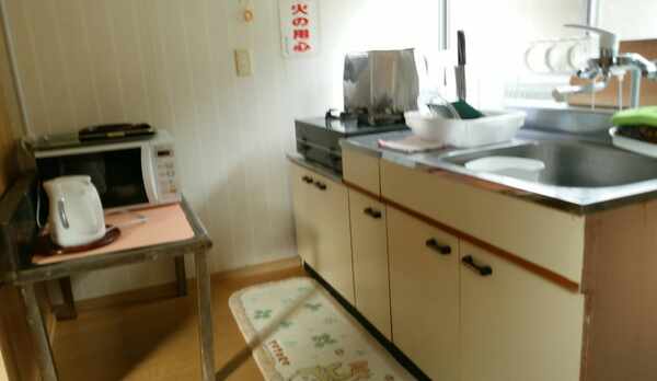 キッチン（ガステーブル、電子ンレンジ、冷蔵庫、炊飯器、設置）