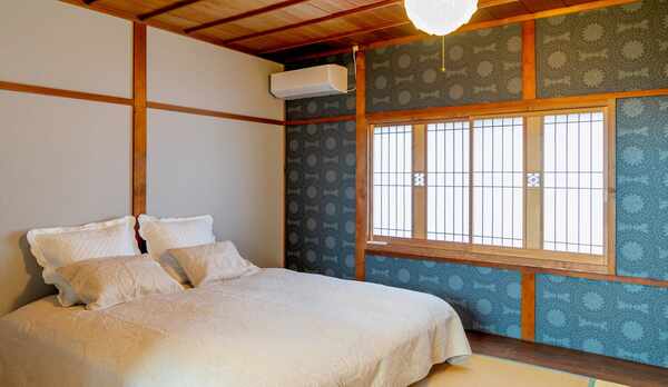 2階ベッドルーム（シングルベッド２台を連結したクイーンサイズ、２名対応）