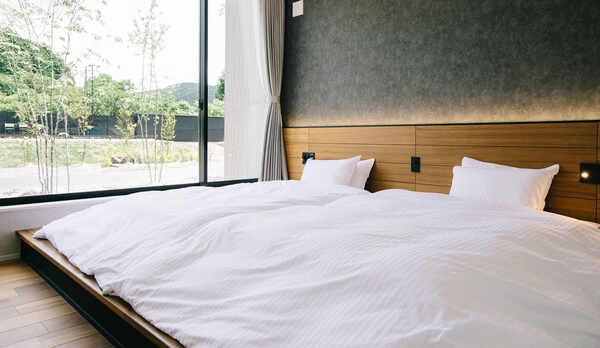 ・【ベッドルーム】各寝室にセミダブルベッドを2台ご用意。フカフカのベッドで旅の疲れが癒されます