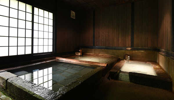 *【切石湯】ぬるめの冷泉と交互に入ることで代謝アップに効果的。