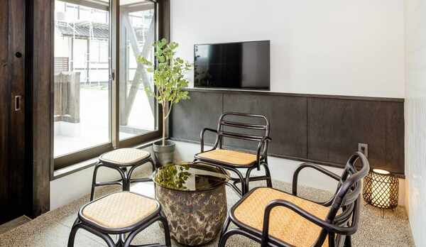 <別邸　月>談話室にはテレビやテーブルセットを。会話が弾む和やかな空間です。