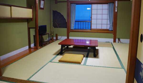 *【部屋】湖側和室でございます。窓から琵琶湖を眺められるお部屋です。ゆっくりお寛ぎ下さいね。