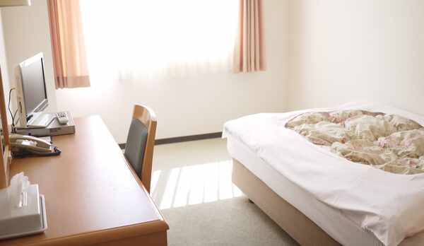 *【シングル一例】大きめベッドでゆったり♪快適にお過ごしいただけます。