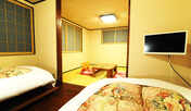 和洋室　ツインベット（11m2）+和室8畳間　twin bed (11m2) +8 tatami 