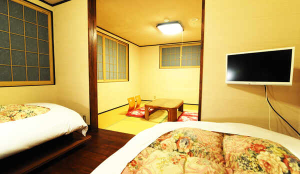 和洋室　ツインベット（11m2）+和室8畳間　twin bed (11m2) +8 tatami 