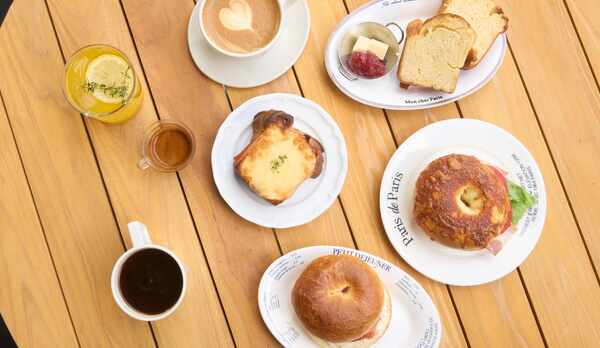 Breakfast：選べるパン１種とドリンク１種