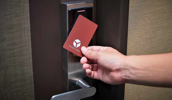 お部屋へはカードキーをかざしてお入りください