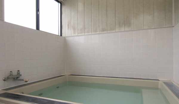 浴場◆ちょっと広めの家族風呂。貸切でご利用ください。