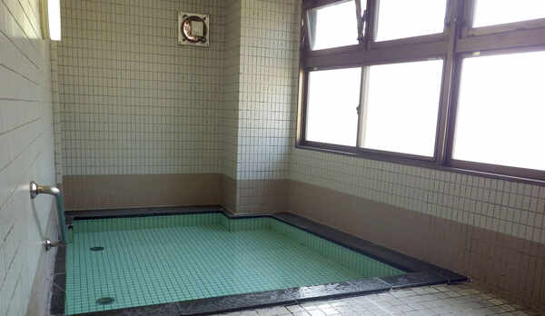 *【風呂】人工温泉を利用した大浴場は、足を伸ばせる広々サイズ♪