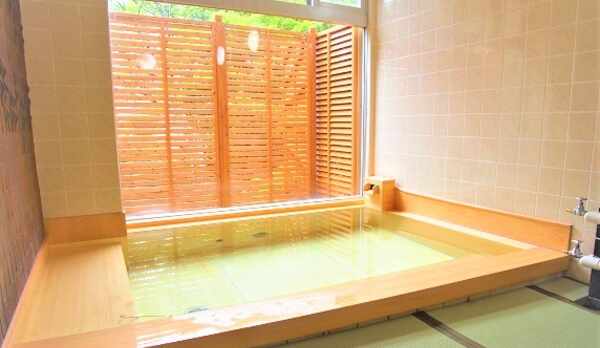 桧風呂　畳敷きの洗い場