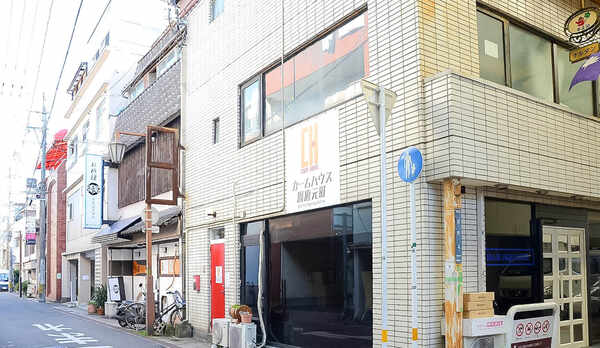 ・外観　商店などが立ち並ぶ便利なエリアにございます