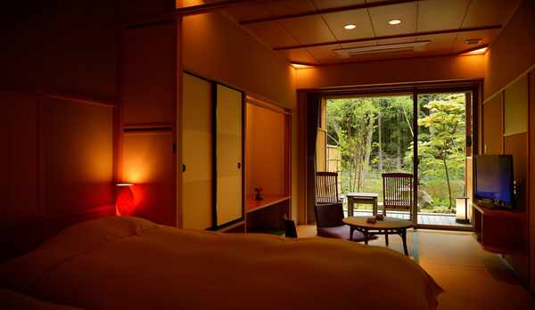 1階　庭園露天風呂付和洋室【Aタイプ】　庭園が部屋の印象を落ち着いた雰囲気にします。