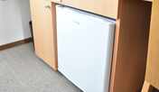 *客室設備/冷蔵庫が各部屋に備え付けられています。ぜひ利用下さいませ。