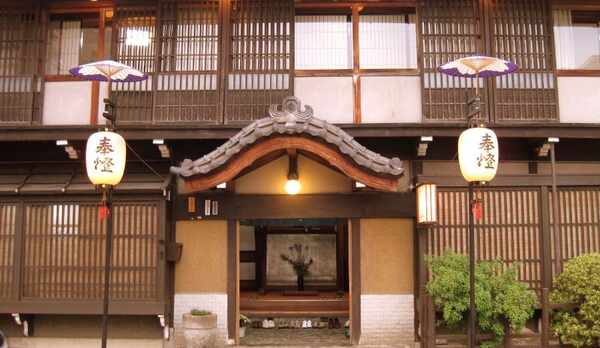 旅館かみなか　玄関正面