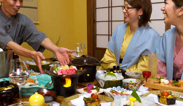 本館部屋食の風景