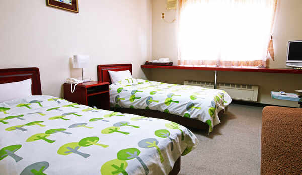 ■客室＿当館唯一の洋室ツインルームはバス・トイレ付です。