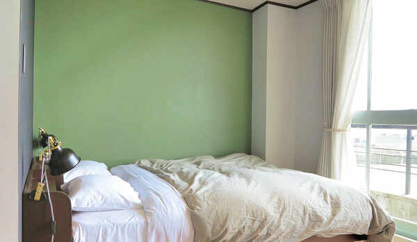 クィーンサイズのダブルベッドとなります。枕元にコンセント有り。Wifiアクセス可。