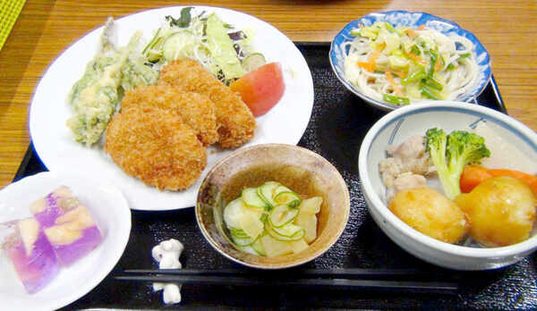 ・ある日の夕食。島の食材を使った家庭的な料理です