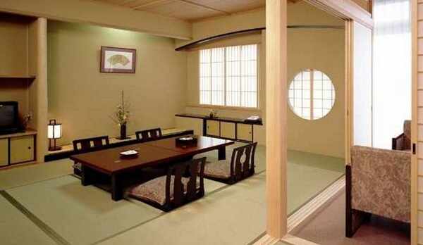 【南館】落ち着いたしつらえの和室です。のんびりとお寛ぎ頂けます。