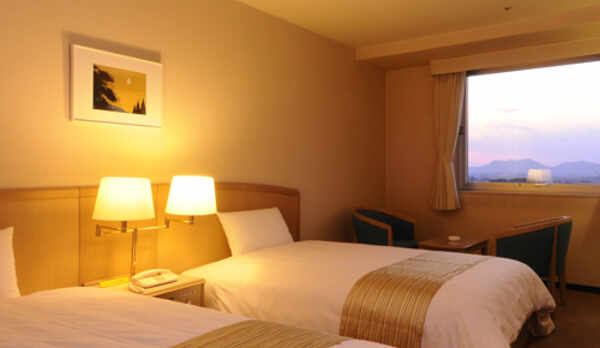 【ツイン(例)】ご夫婦やカップルの2人旅に。湖東平野が一望できます★