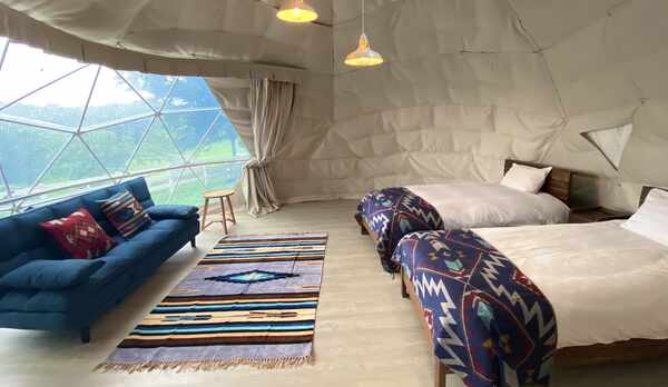 カラフルなイメージのグランピングテントは、インディアン調の色合いがとっても素敵☆3ベット+1ソファー