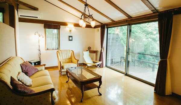 【デラックス／リビング】シックな色合いの調度品が落ち着いた雰囲気を醸し出しています。