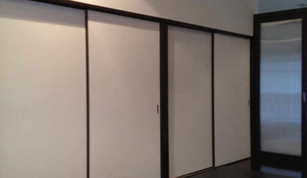 和洋室／天井高く開放感ある部屋にしています