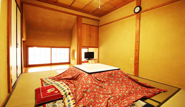 冬はこたつでゆっくり寛げる客室