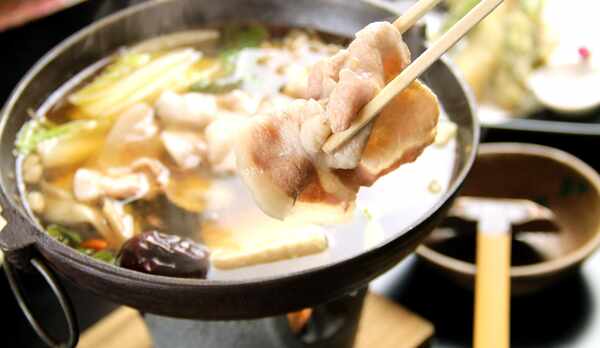 忠治薬膳鍋　能豊かなスープでじっくり野菜を煮込み、最後にもち豚を入れます。